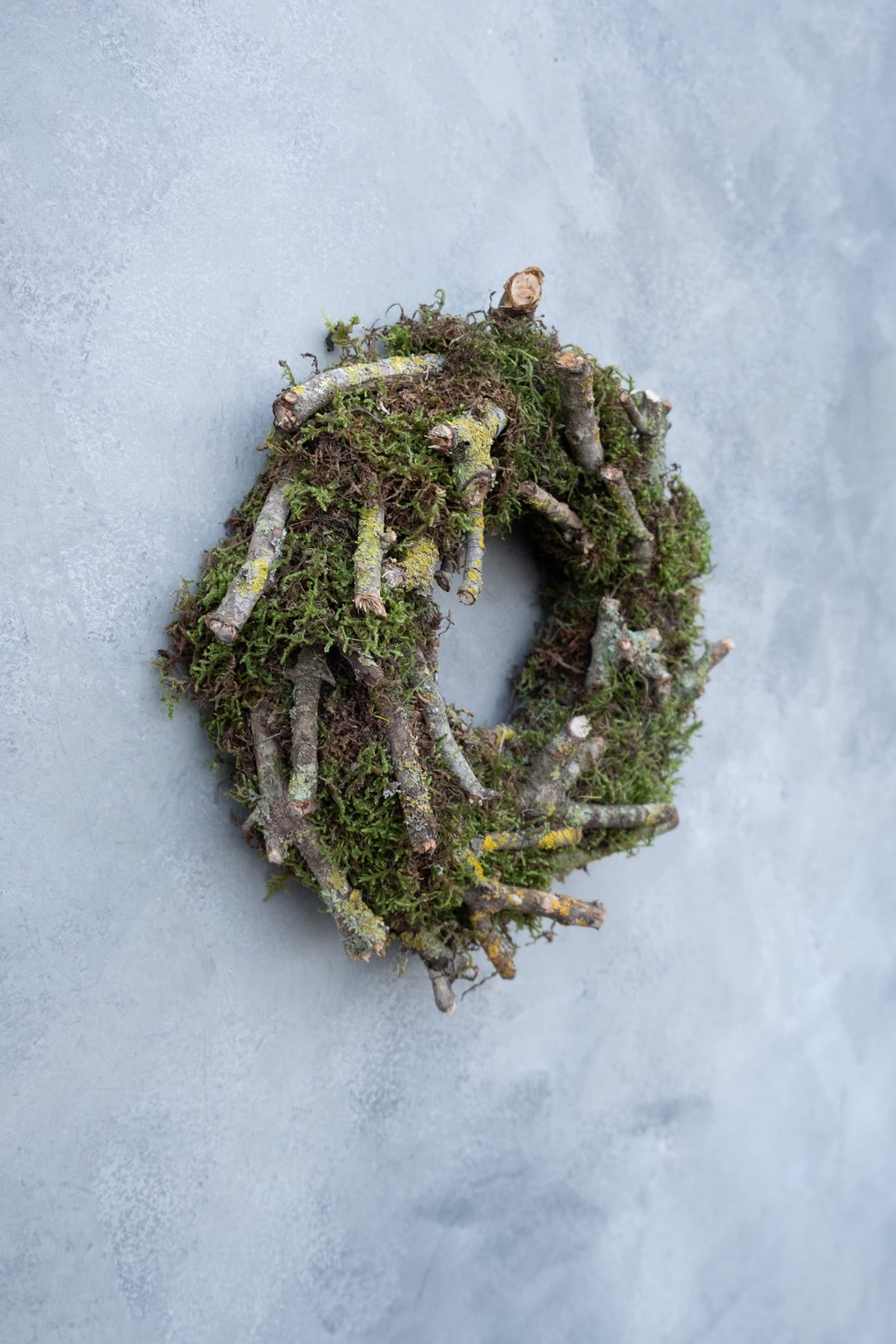 Moss wreath + moss twigs · Natural