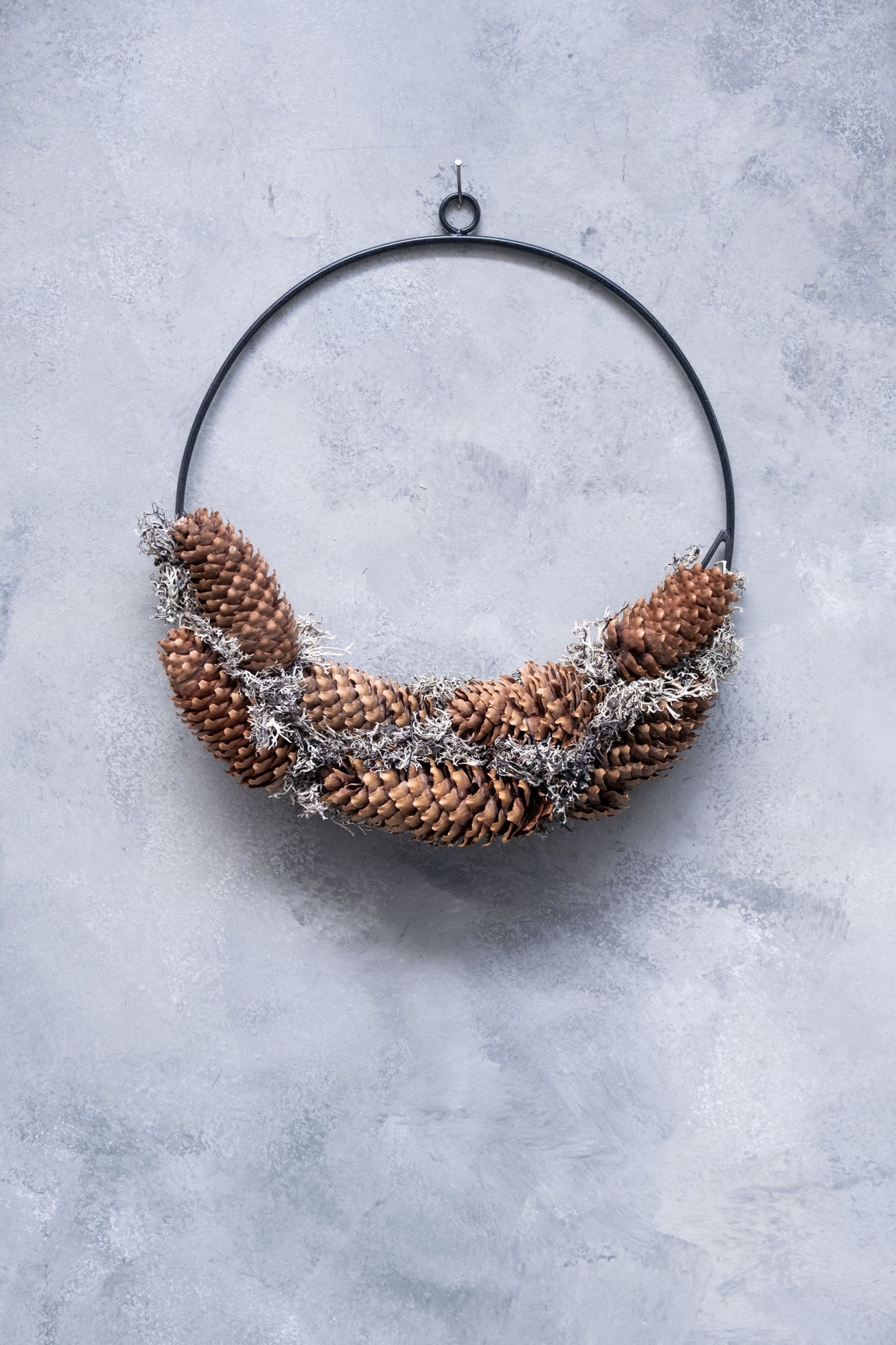 Grauer Mooskranz mit Fichte · Halbe Ausführung · Ø 30 cm · Natur · 30 cm · Ansicht 1