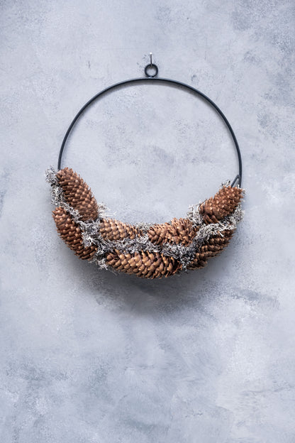 Grauer Mooskranz mit Fichte · Halbe Ausführung · Ø 30 cm · Natur · 30 cm · Ansicht 1