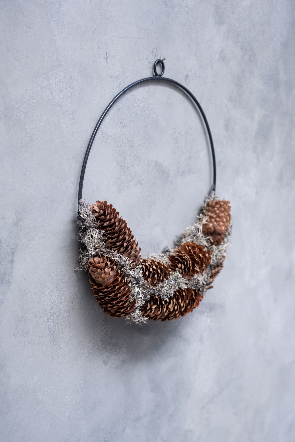 Grauer Mooskranz mit Fichte · Halbe Ausführung · Ø 30 cm · Natur · 30 cm · Ansicht 2