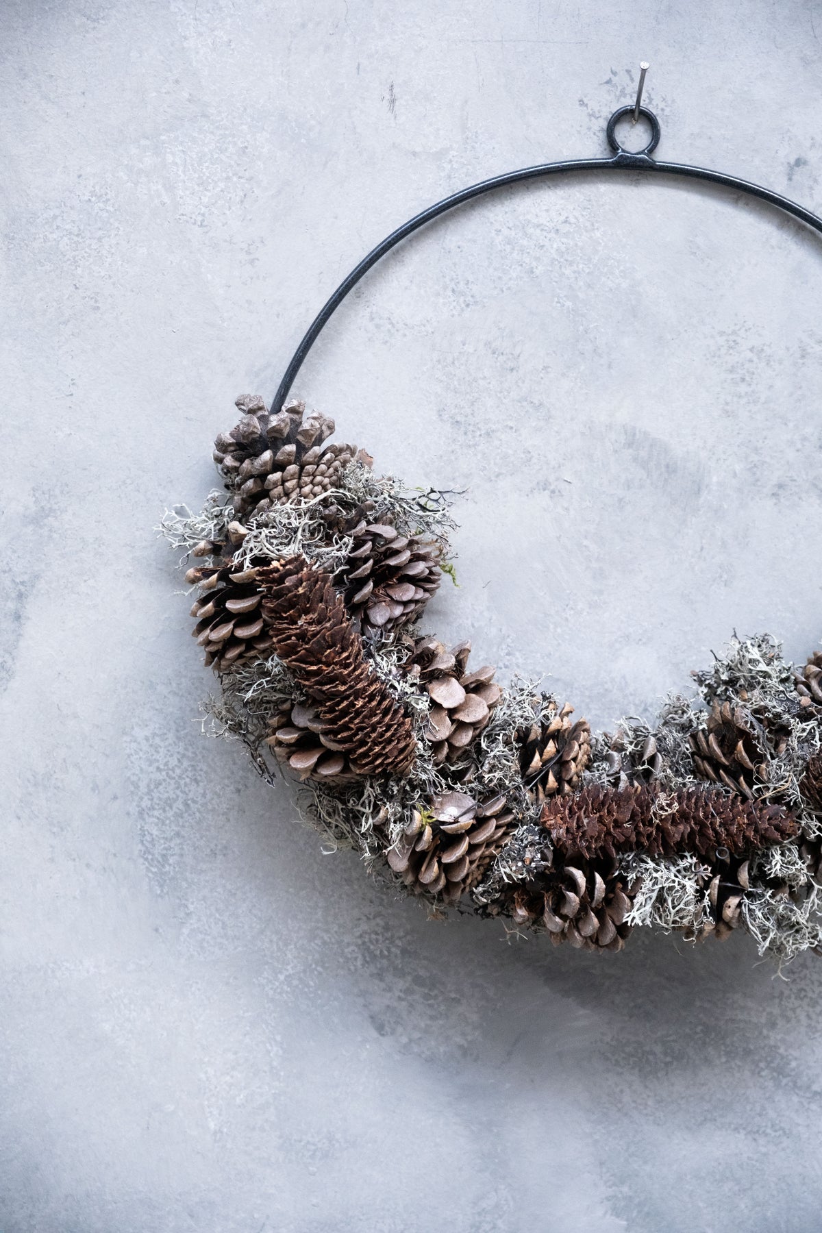 Grauer Mooskranz mit halben Kiefernzapfen · Ø 30 cm · Natur · 30 cm · Ansicht 3