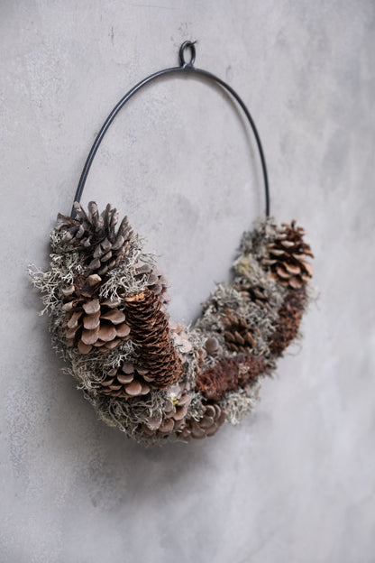 Grauer Mooskranz mit halben Kiefernzapfen · Ø 30 cm · Natur · 30 cm · Ansicht 2