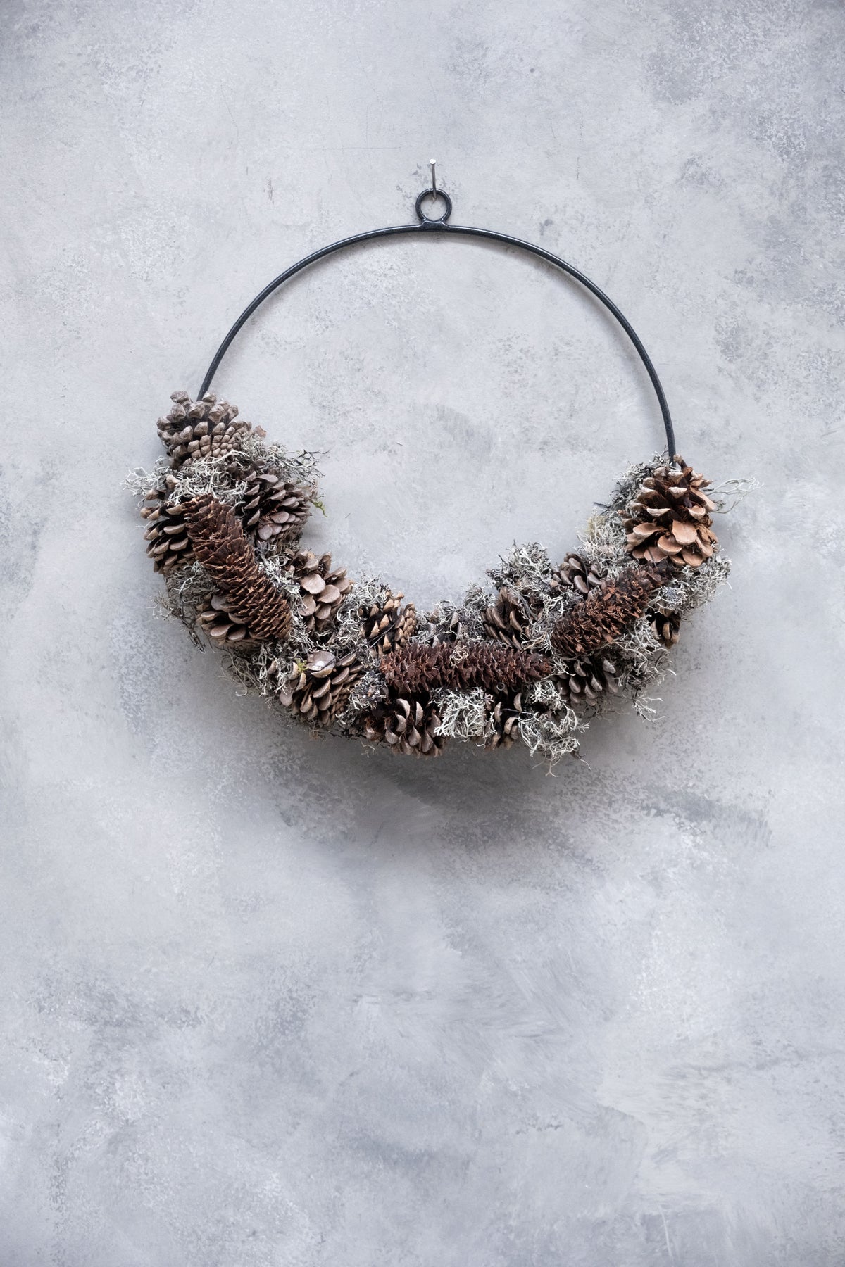 Grauer Mooskranz mit halben Kiefernzapfen · Ø 30 cm · Natur · 30 cm · Ansicht 1