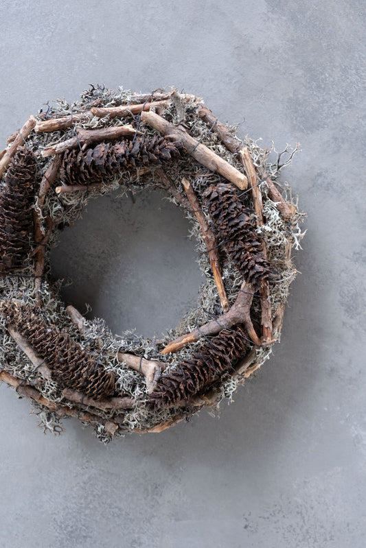 Grauer Mooskranz mit Fichte und Stäben · Ø 28 cm · Natur · 28 cm · Ansicht 1