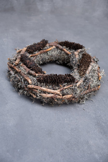 Grauer Mooskranz mit Fichte und Stäben · Ø 28 cm · Natur · 28 cm · Ansicht 2
