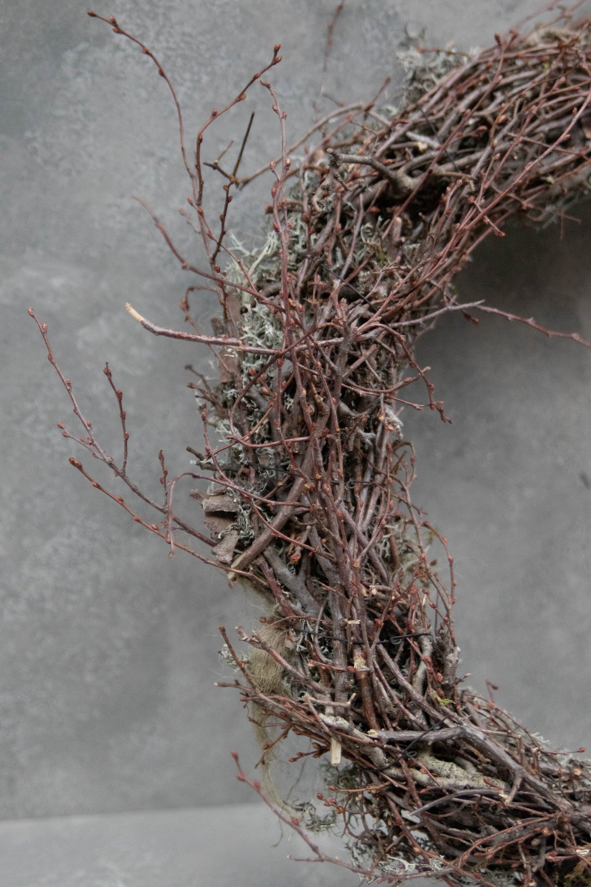 Schmaler grauer Mooskranz mit wildem Bonsai · Ø 40–50 cm · Naturgrau · 40 cm · Ansicht 3