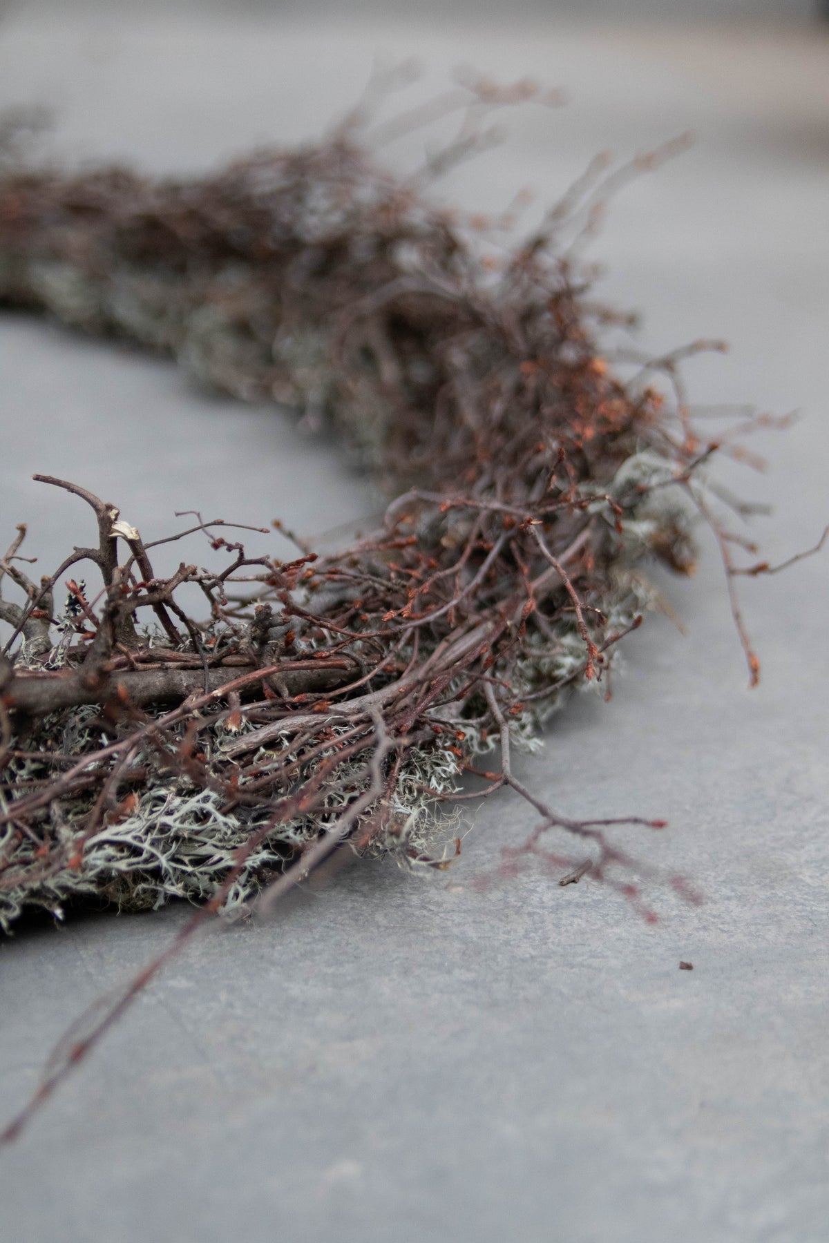 Schmaler grauer Mooskranz mit wildem Bonsai · Ø 40–50 cm · Naturgrau · 40 cm · Ansicht 4