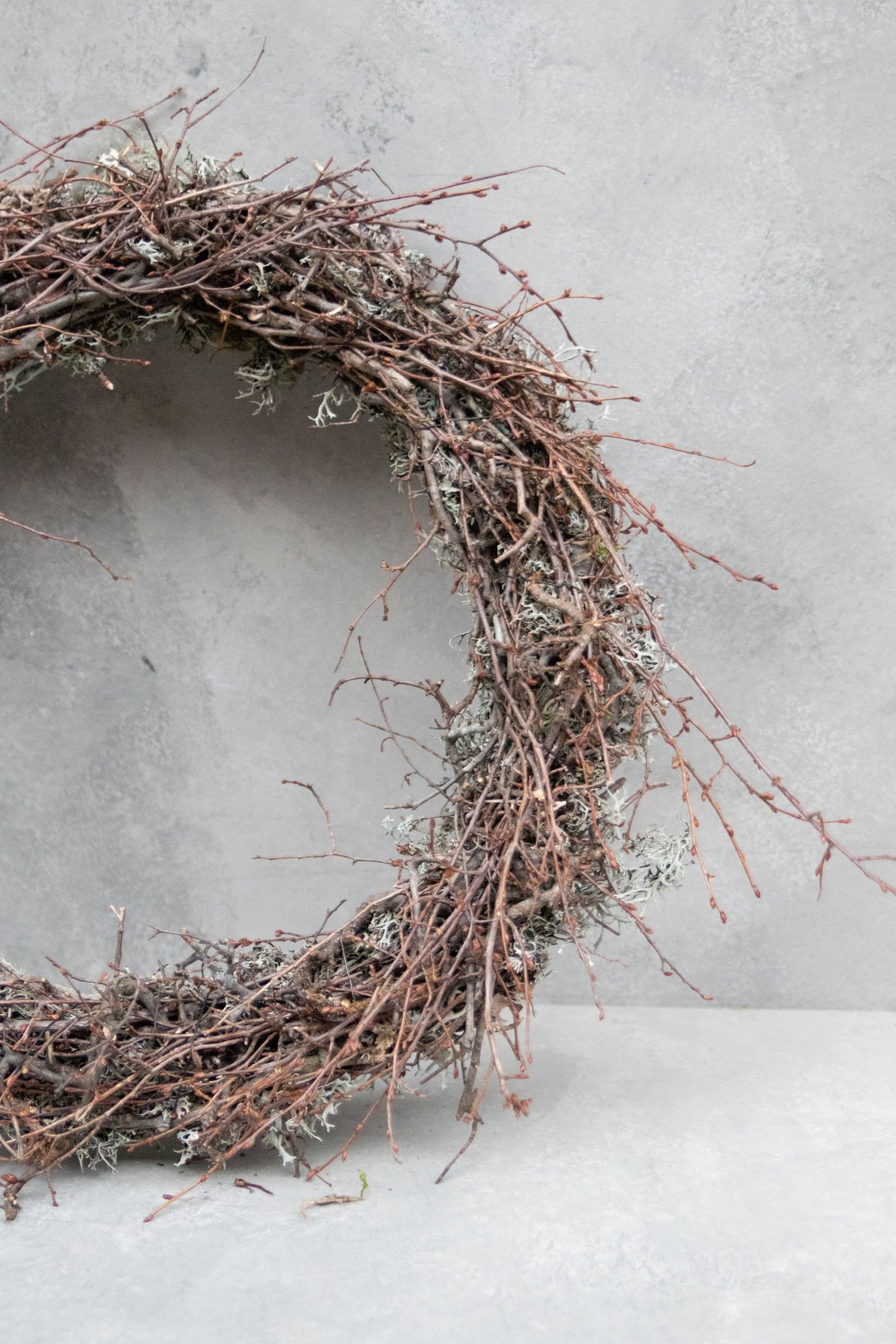 Schmaler grauer Mooskranz mit wildem Bonsai · Ø 40–50 cm · Naturgrau · 40 cm · Ansicht 1