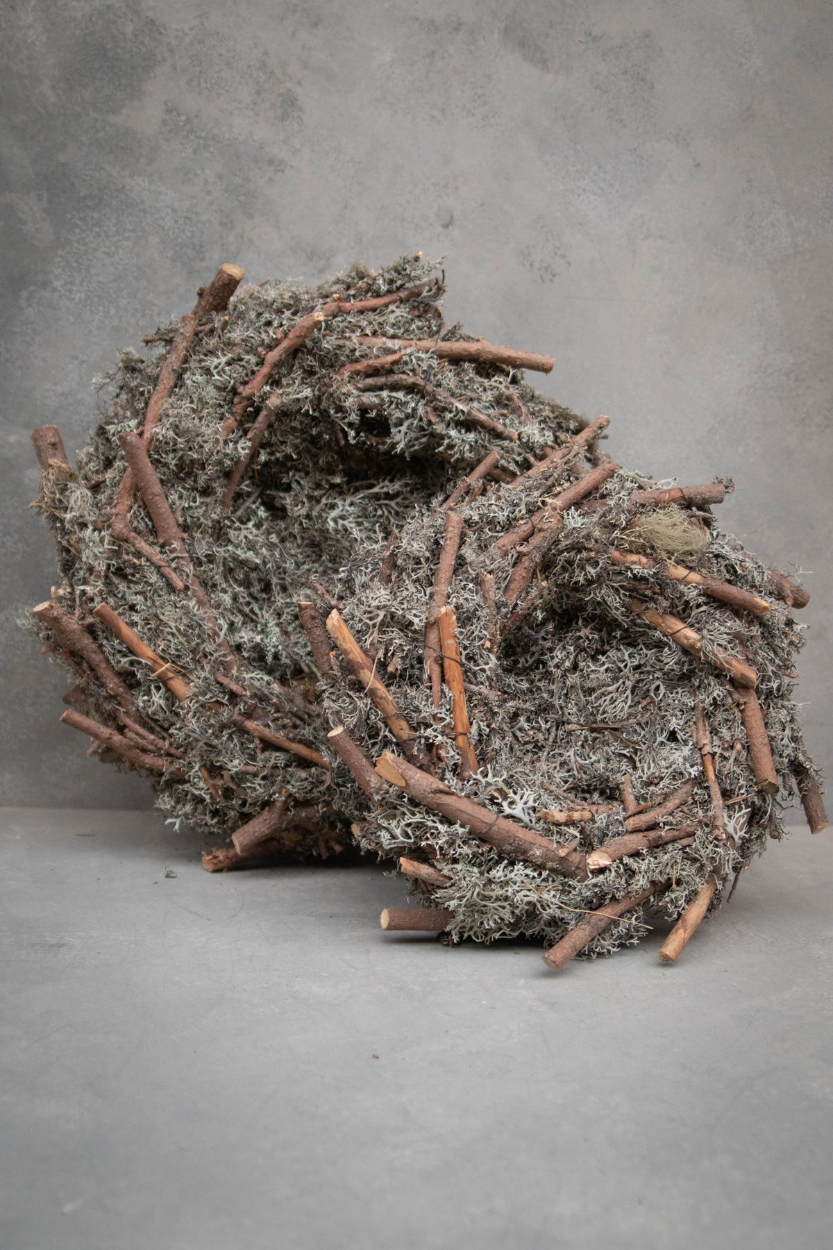 Grauer Moosnestkranz mit Stäben · Ø 40 cm · Naturgrau · 40 cm · Ansicht 1