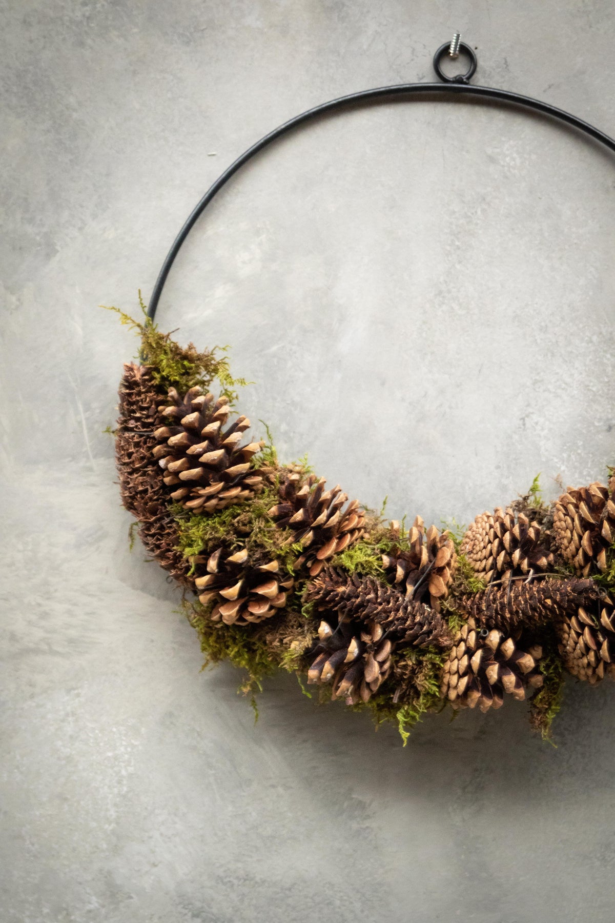 Mooskranz mit halben Kiefernzapfen · Ø 30 cm · Natur · 30 cm · Ansicht 2
