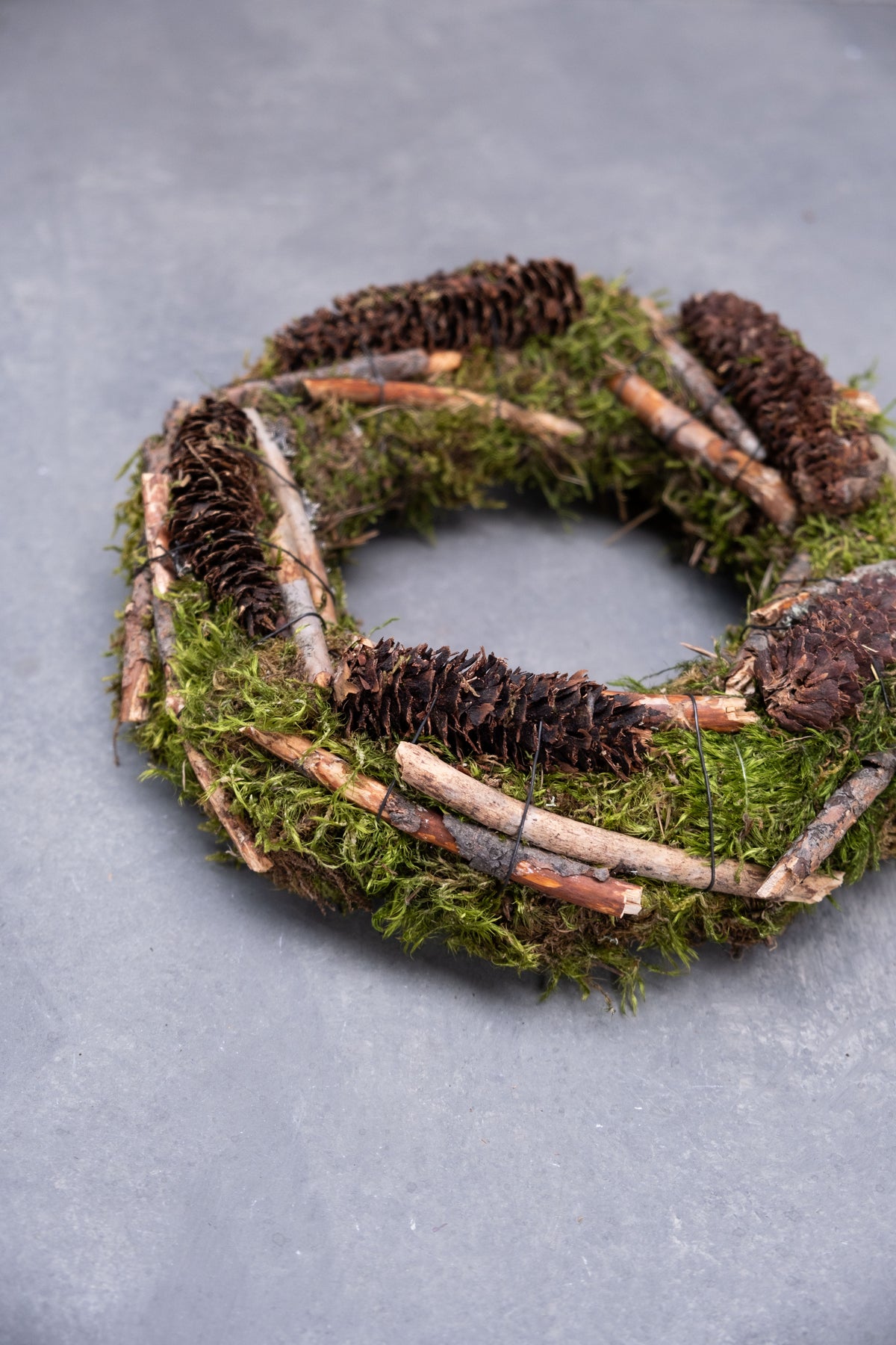 Mooskranz mit Fichte und Stäben · Ø 28 cm · Natur · 28 cm · Ansicht 2