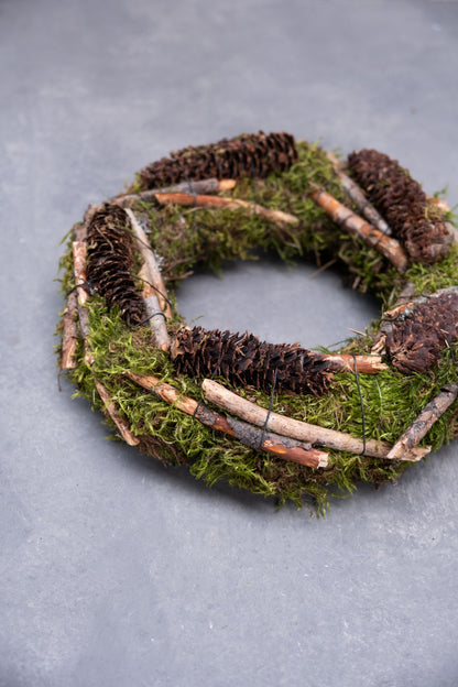 Mooskranz mit Fichte und Stäben · Ø 28 cm · Natur · 28 cm · Ansicht 2