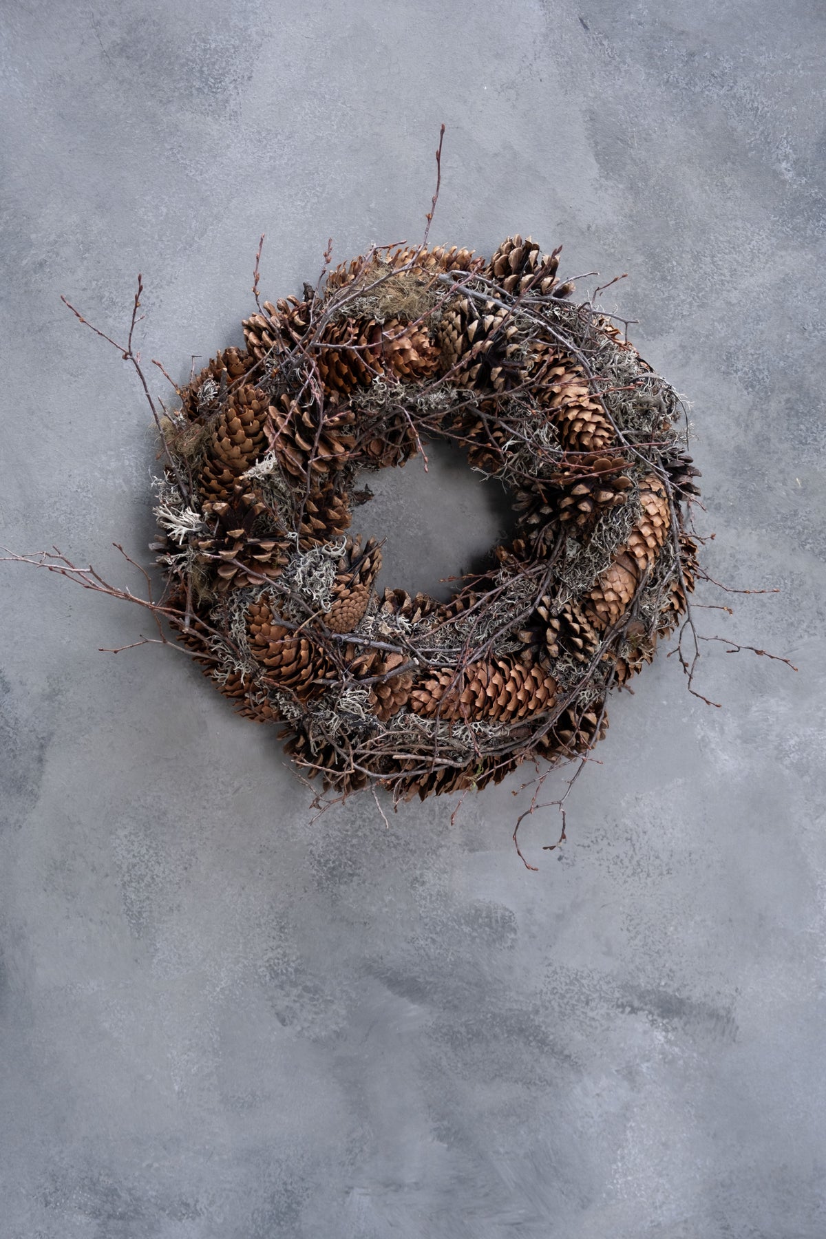 Grauer Mooskranz mit Kiefer und Zweigen · Ø 30 cm · Natur · 30 cm · Ansicht 1
