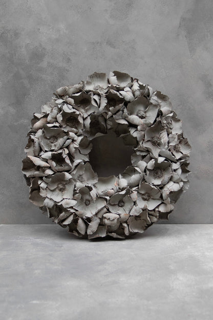 Palm cup wreath · Grey-wash