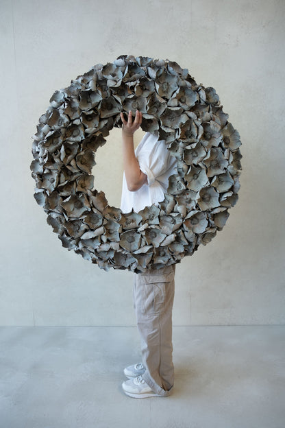 Palm cup wreath · Grey-wash