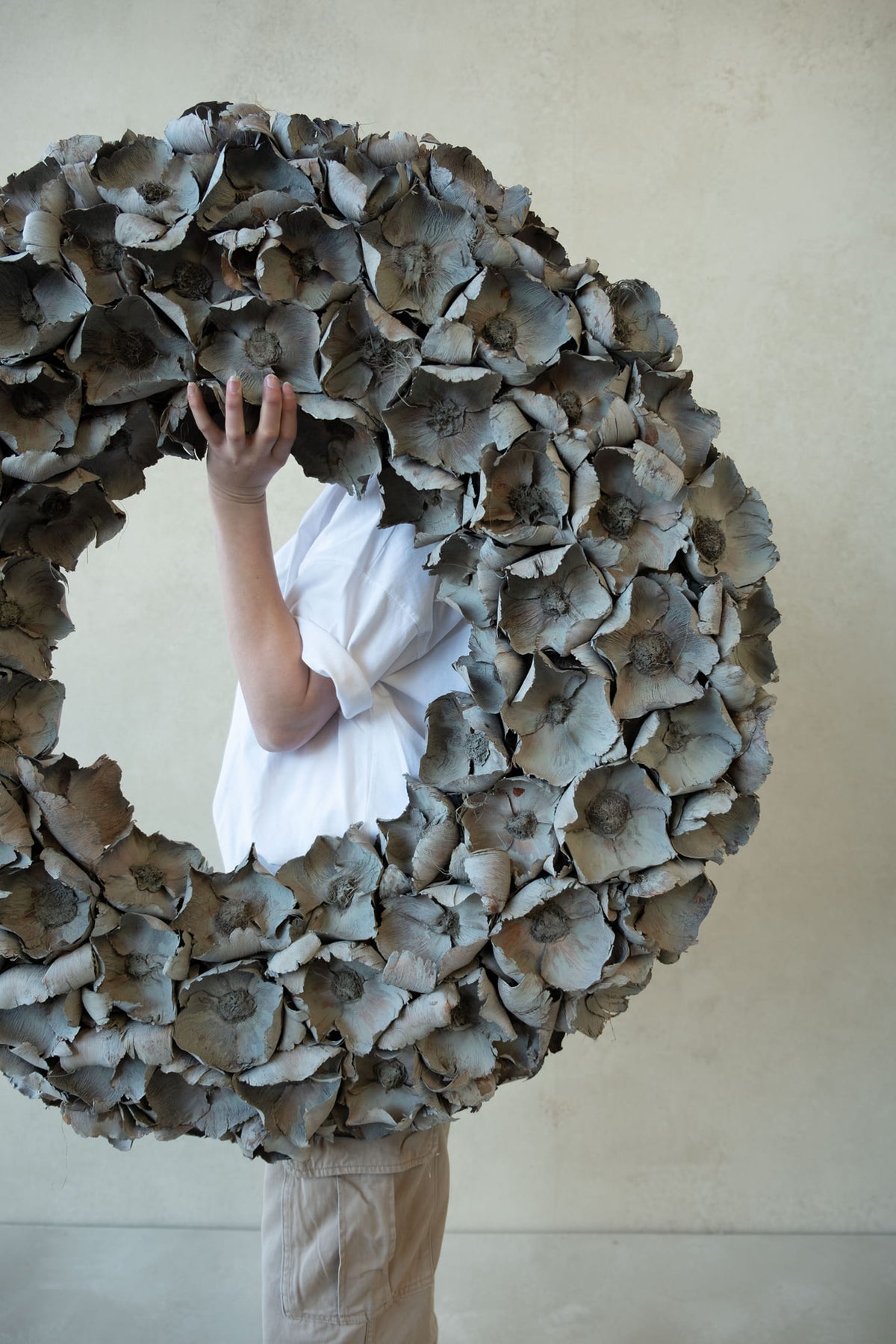 Palm cup wreath · Grey-wash