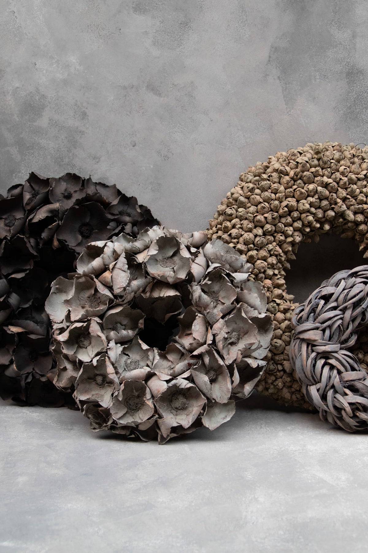 Palm cup wreath · Grey-wash