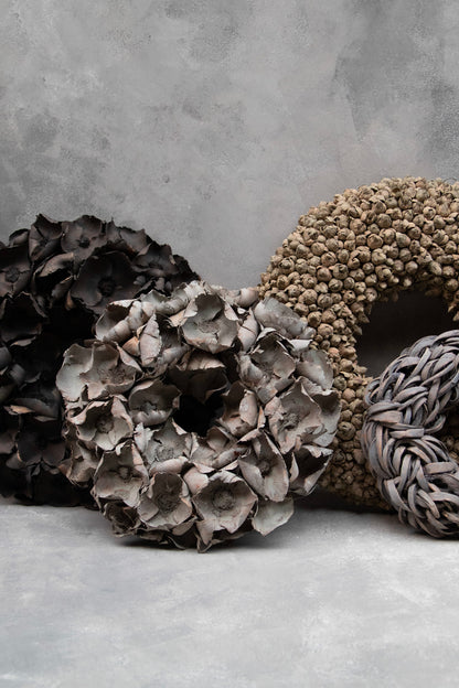 Palm cup wreath · Grey-wash