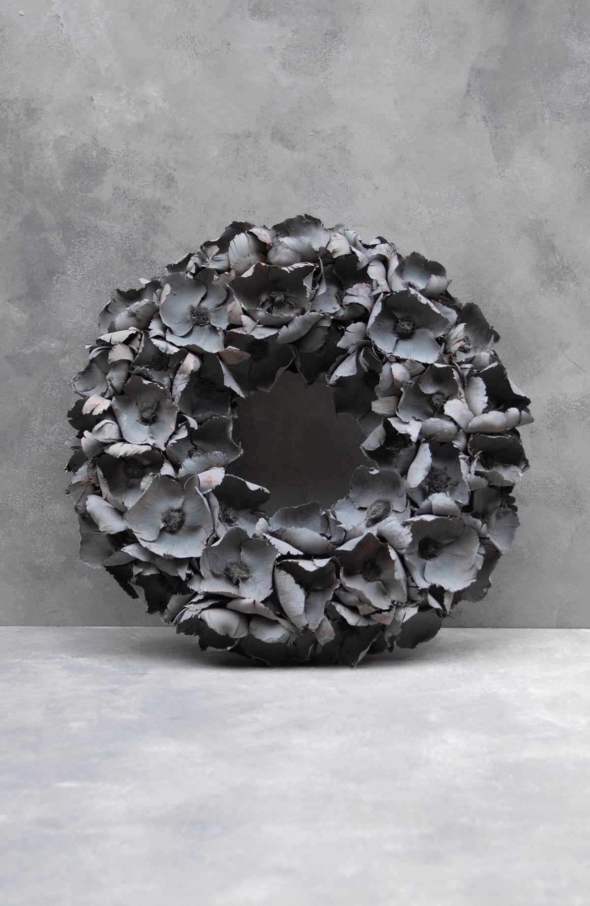 Palm cup wreath · Dark grey-wash