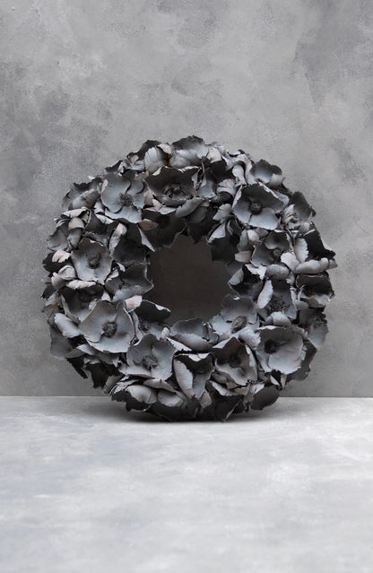 Palm cup wreath · Dark grey-wash