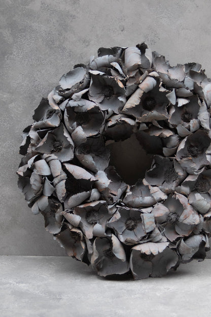 Palm cup wreath · Dark grey-wash
