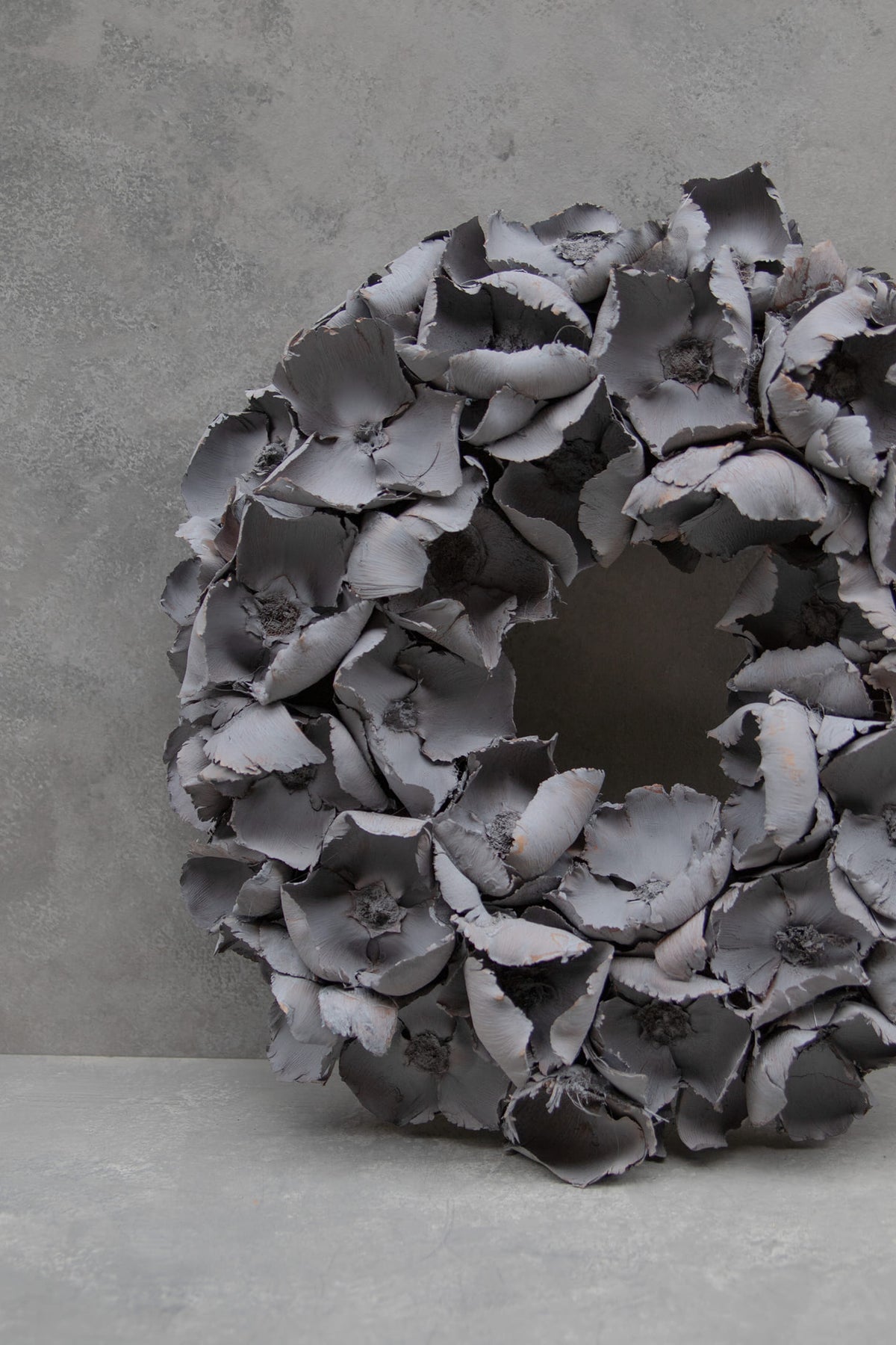 Palm cup wreath · Grey smoke