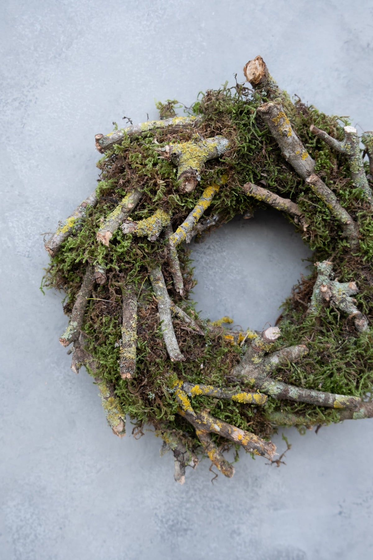 Moss wreath + moss twigs · Natural