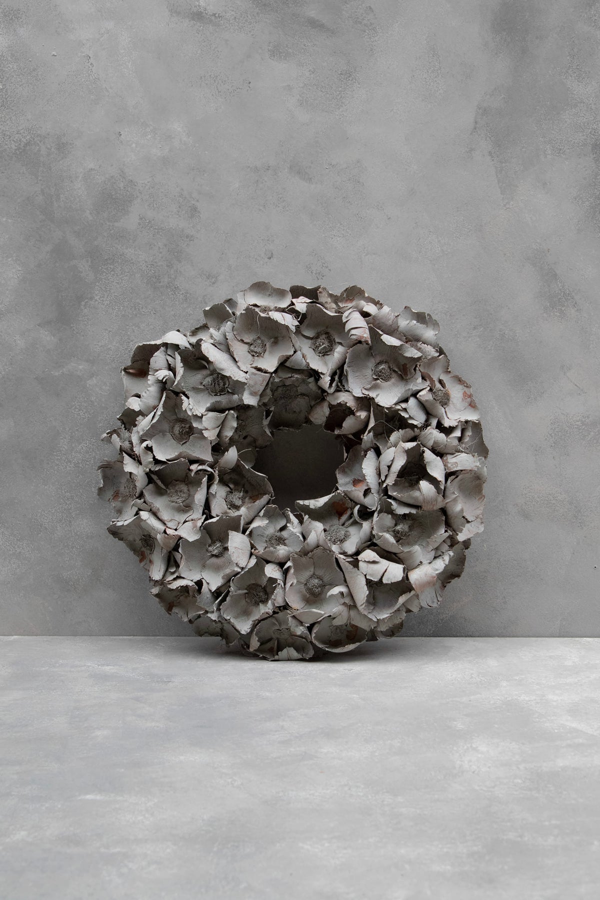 Palm cup wreath · Grey-wash
