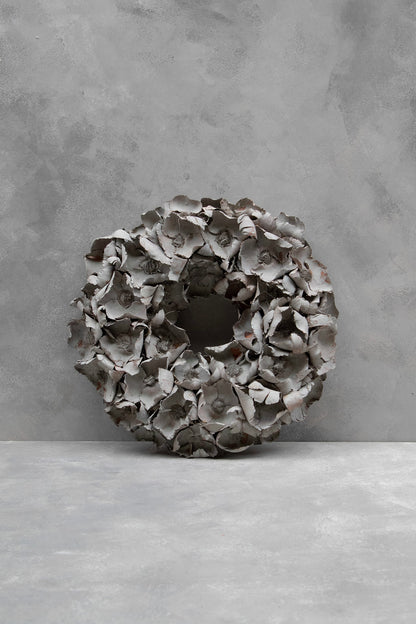 Palm cup wreath · Grey-wash