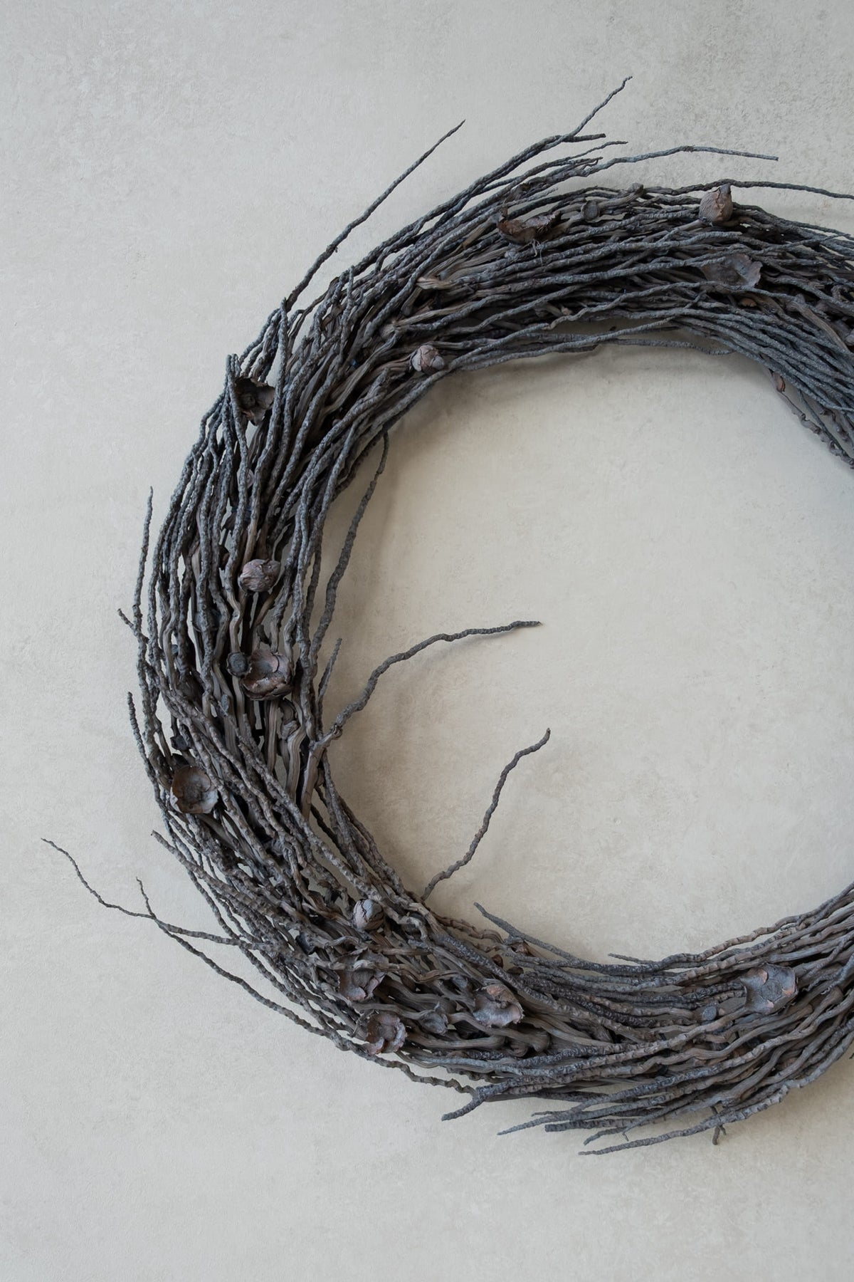 Coco branch wreath · Grey smoke